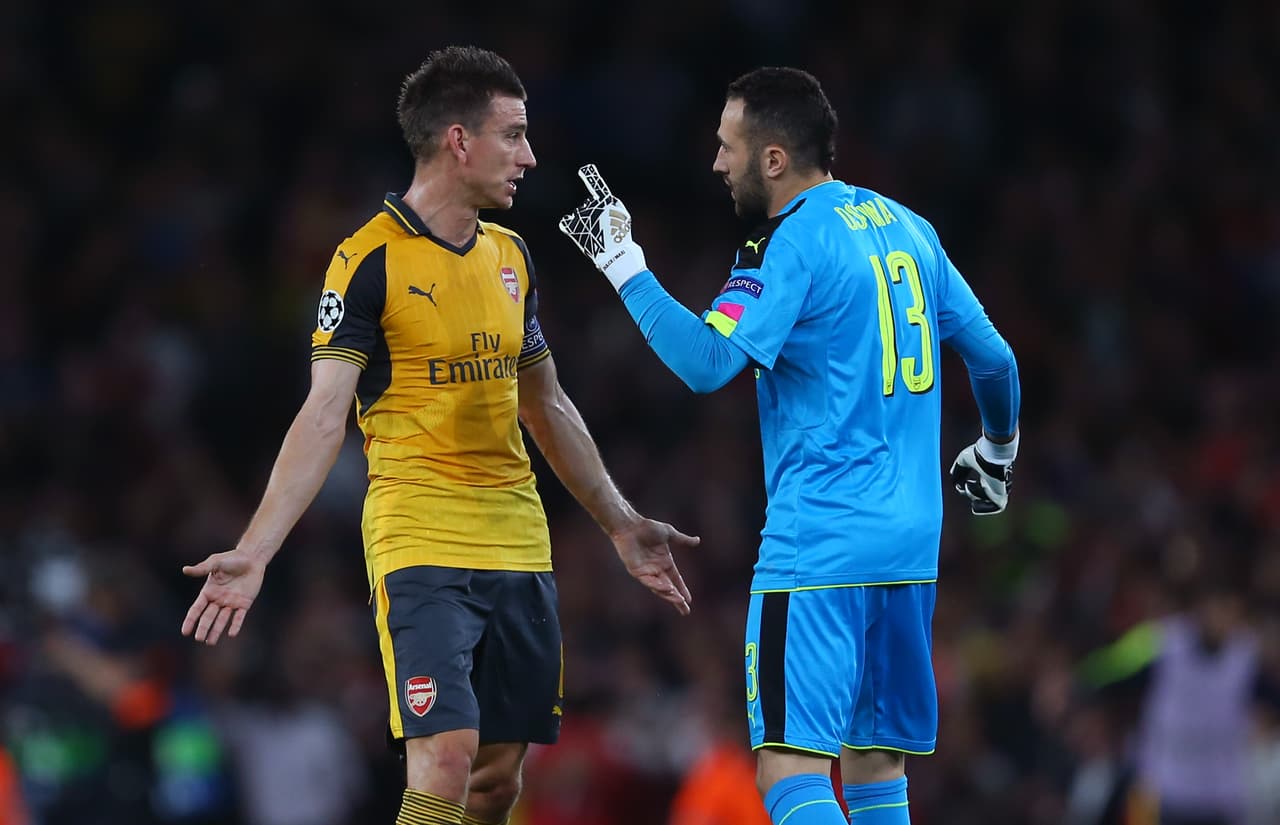 El colombiano David Ospina estuvo con Arsenal, imponiendo autoridad en el arco del equipo inglés que venció 2-0 a Basilea.