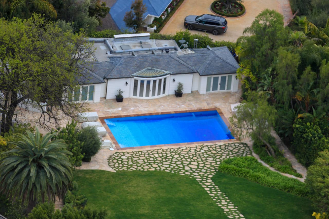 Una de las amenidades es que la residencia cuenta con una gran piscina rodeada de jardines.