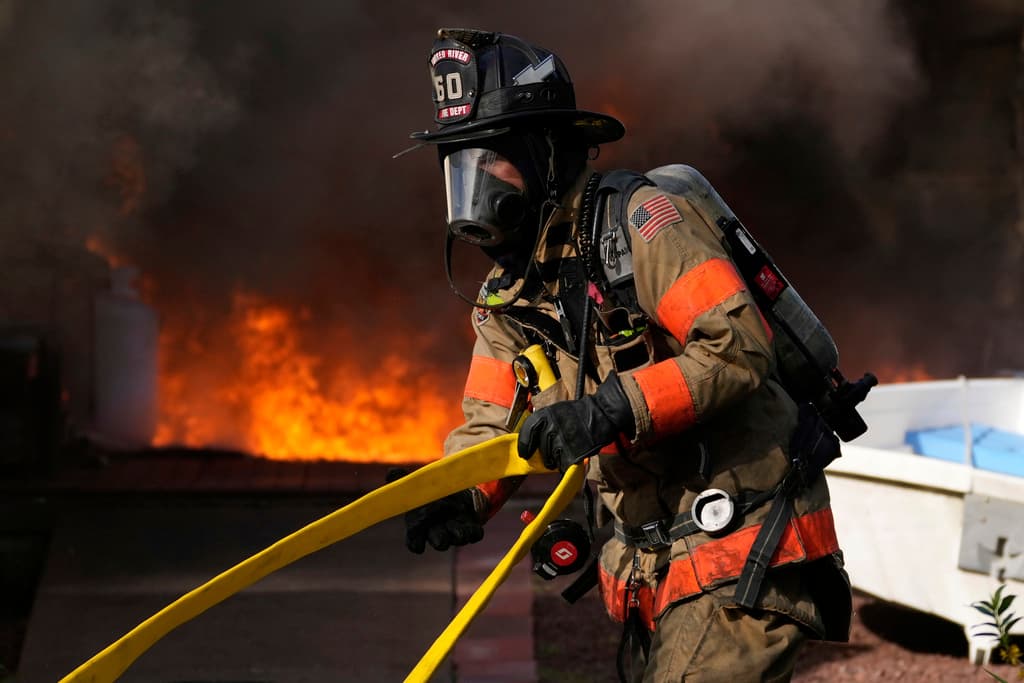 Los bomberos forestales continúan trabajando en el perímetro del incendio para prevenir su expansión.