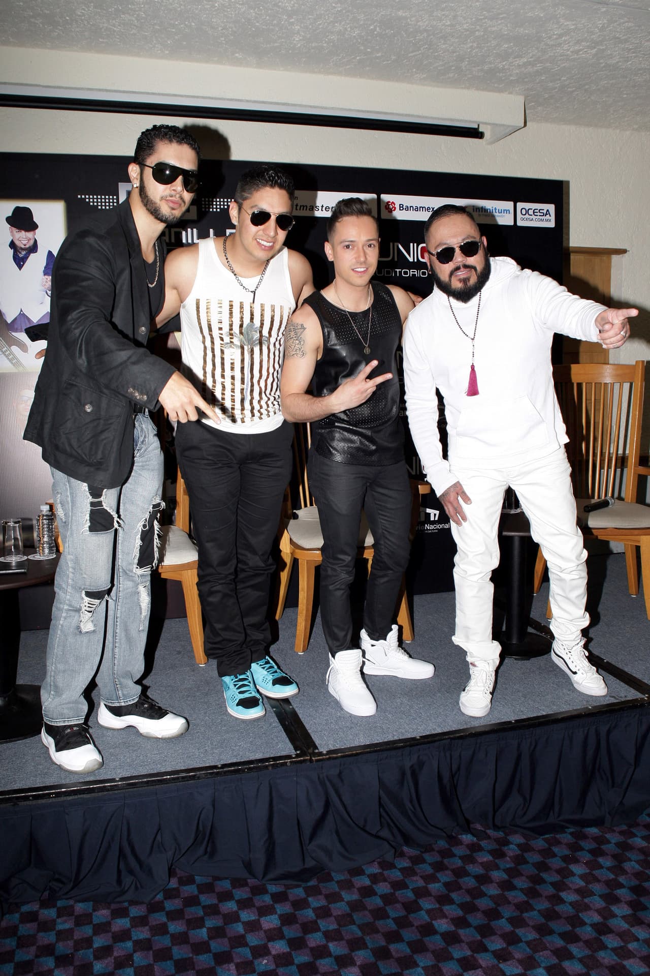 El fundador de Kumbia Kings entonces decidió formar otro grupo musical, ahora llamado
<b>Los Kumbia All Starz</b>. A este se unieron Pee Wee y Chris Pérez.