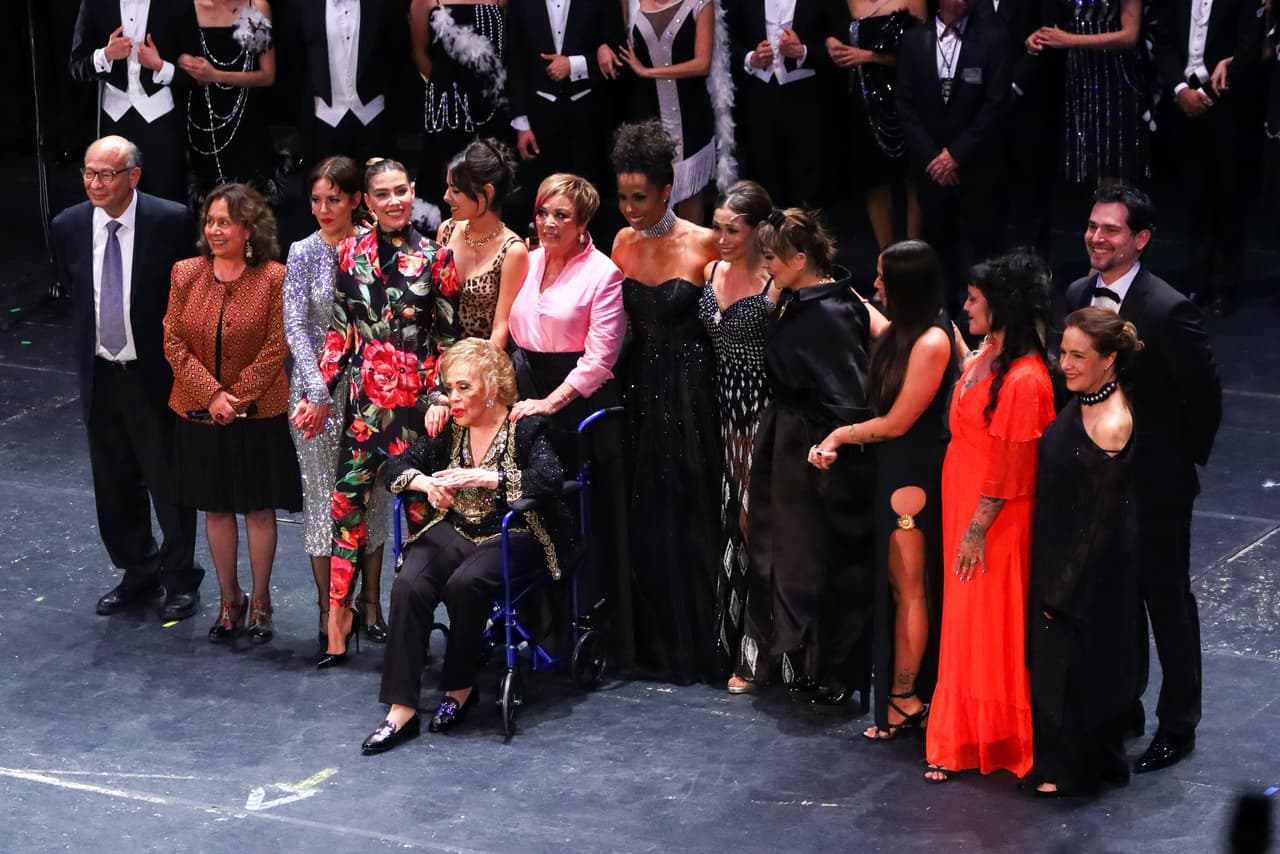 El pasado lunes 29 de agosto, tanto Laura Zapata como Yolanda Andrade acudieron por su cuenta al
<b><a href="https://www.univision.com/shows/despierta-america/lety-calderon-itati-cantoral-yadhira-carrillo-dulce-y-mas-famosos-que-asistieron-al-homenaje-a-silvia-pinal-video" target="_blank"> homenaje que se le realizó a Silvia Pinal </a></b>en el Palacio de Bellas de Artes en la Ciudad de México.