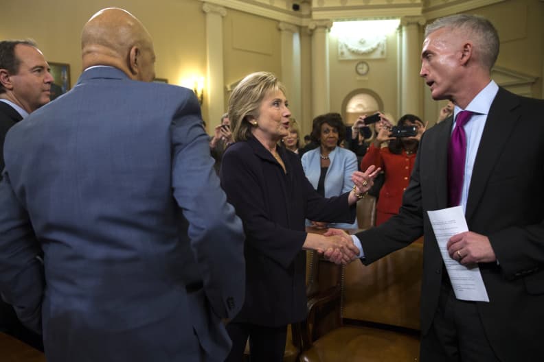 Clinton saluda a Trey Gowdy, presidente de la comisión de Bengasi