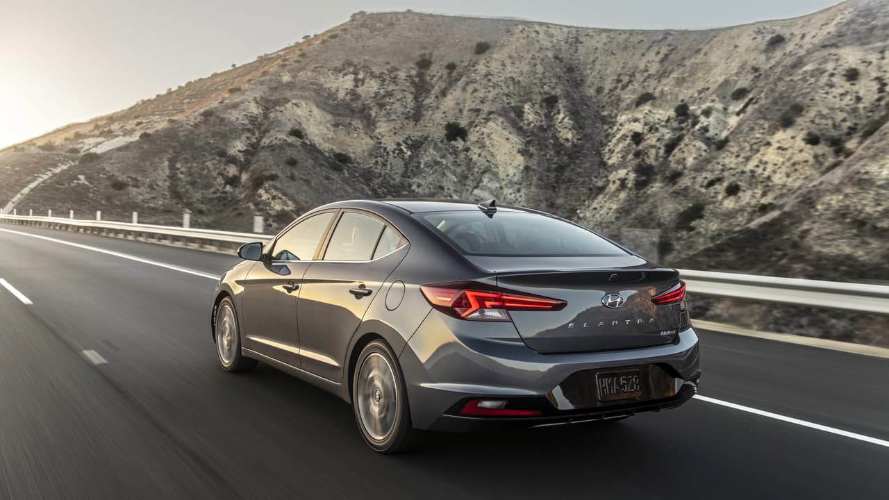 La parte trasera del Hyundai Elantra también fue remodelada, pero de una manera menos radical. Las ópticas traseras siguen mostrando unidades separada, pero ahora muestran una línea en forma de zig-zag en su parte inferior y están empotrados en una superficie plana, para lo que hubo que mover el espacio para la placa el parachoques.