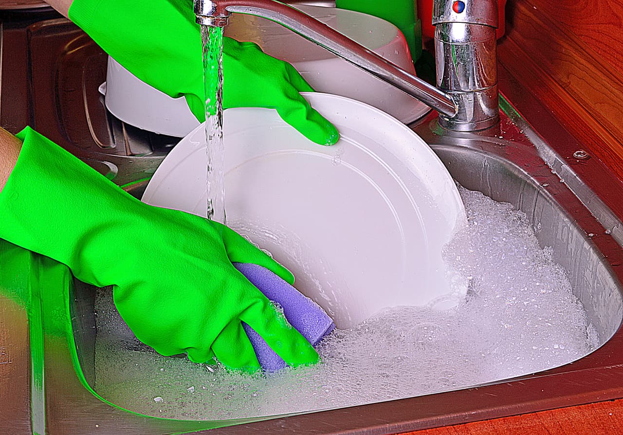 Procura limpiar siempre la mesa donde comes y lavar los platos enseguida para evitar llamar su atención. También, si te es posible, abre las ventanas y puertas para que circule el aire, pues a las moscas no les gusta el viento, incluso puedes utilizar un ventilador.