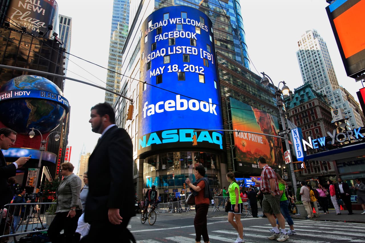 <b>Facebook a la bolsa, mayo de 2012. </b>La empresa recaudó 16,000 millones de dólares a su salida al mercado público de acciones. Se convirtió en la más costosa empresa tecnológica en ese momento.