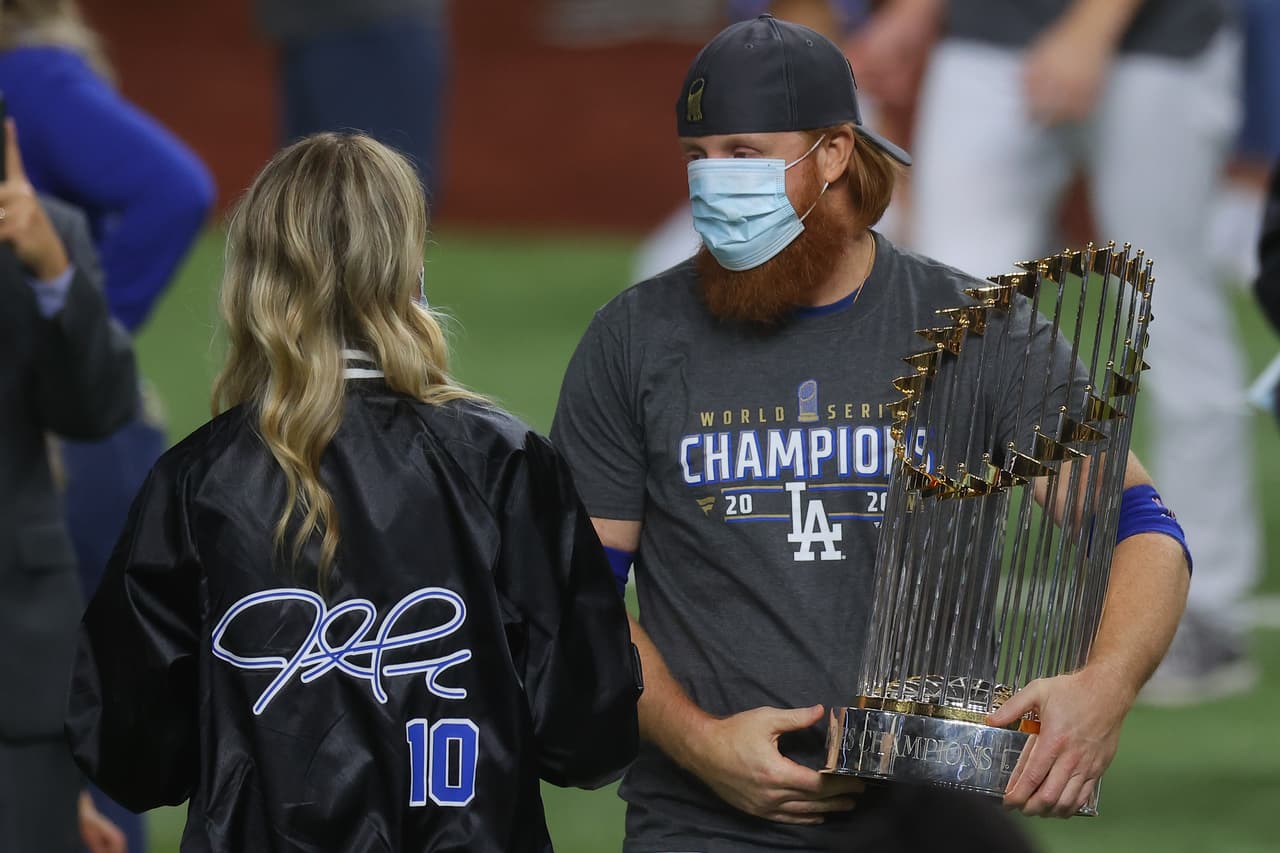 Justin Turner da positivo por COVID-19 en plena Serie Mundial