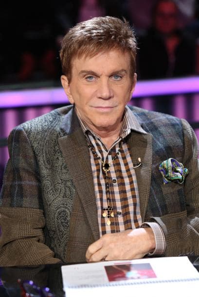 Nuestro querido Osmel Sousa muy serio como siempre y puntual para recibir a las participantes.