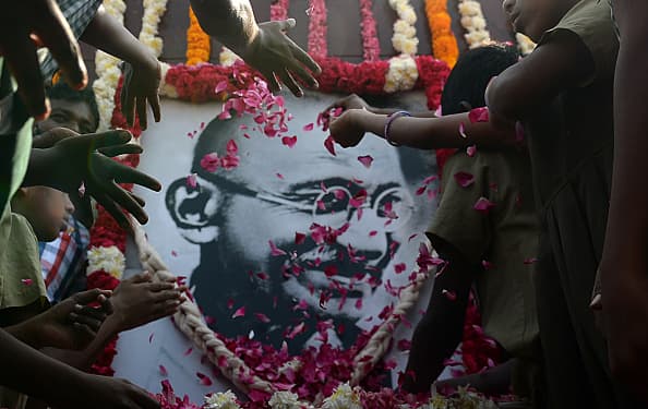 Este miércoles se conmemora
<b> los 150 años del natalicio de Mahatma Gandhi, considerado el Padre de la Nación India</b> y figura central del movimiento independentista contra el colonialismo británico.
<br>
