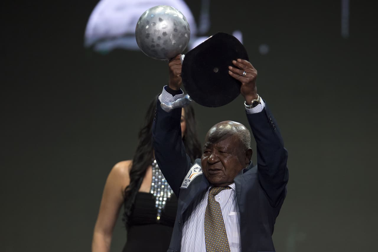 El primer entronizado de la noche fue el brasileño Arlindo Dos Santos, quien tuvo el honor de anotar el primer gol en el Estadio Azteca, cuando fue inaugurado, en 1966. Feliz, levanta su galardón.