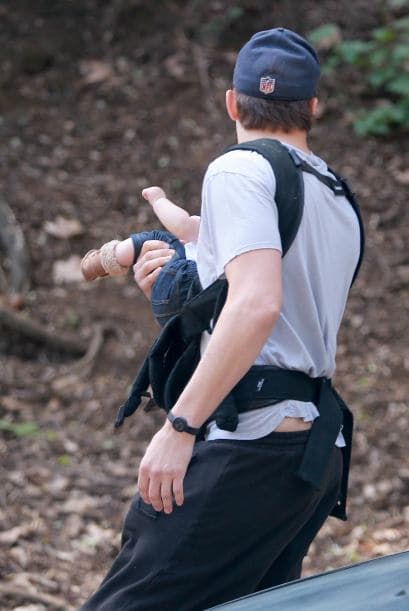 Para que la bebita no llore, él la lleva a correr y respirar aire puro.