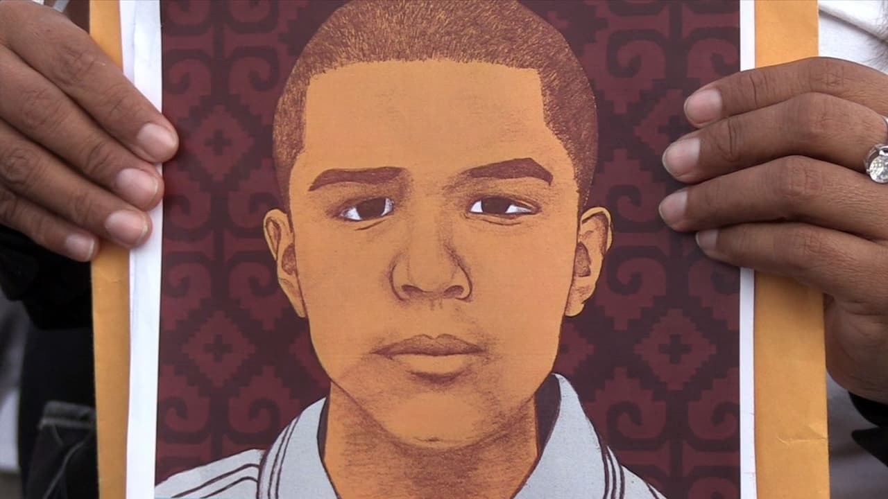 La madre de José Antonio Elena Rodríguez sostiene la foto de su hijo durante una protesta en Nogales, Sonora.