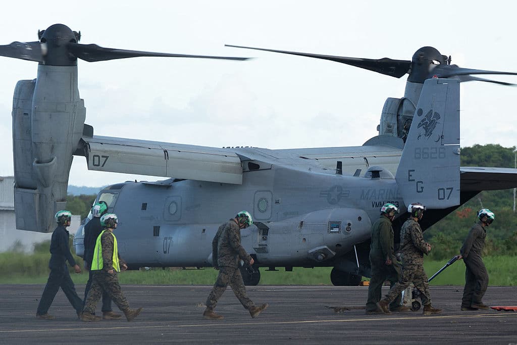 Otra de las naves con la que estos miembros del Navy están realizando ejercicios en Puerto Rico es este V-22 Osprey. Es descrito como uno de los equipos más versátiles para la milicia, en general, por funcionar como helicóptero y avión turbohélice.