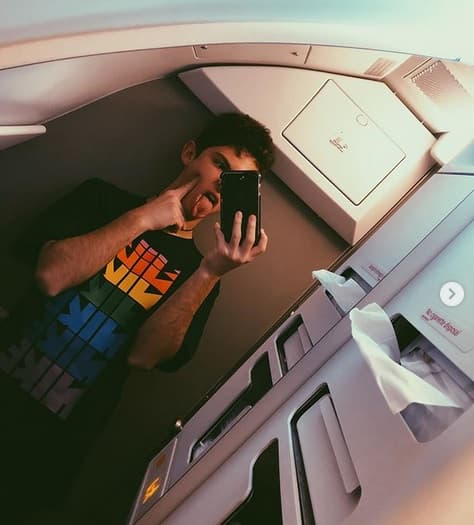 Bondoni aseguró que tras meses de trabajo contínuo en la televisión y la música se ha dado 
<b><a href="https://www.univision.com/shows/premios-juventud/el-look-de-joaquin-bondoni-en-premios-juventud-provoca-una-fuerte-sacudida-en-twitter-y-emilio-osorio-fotos" target="_blank">tiempo para sí mismo</a>, </b>aunque le gusta el ritmo de la agenda que ha llevado.