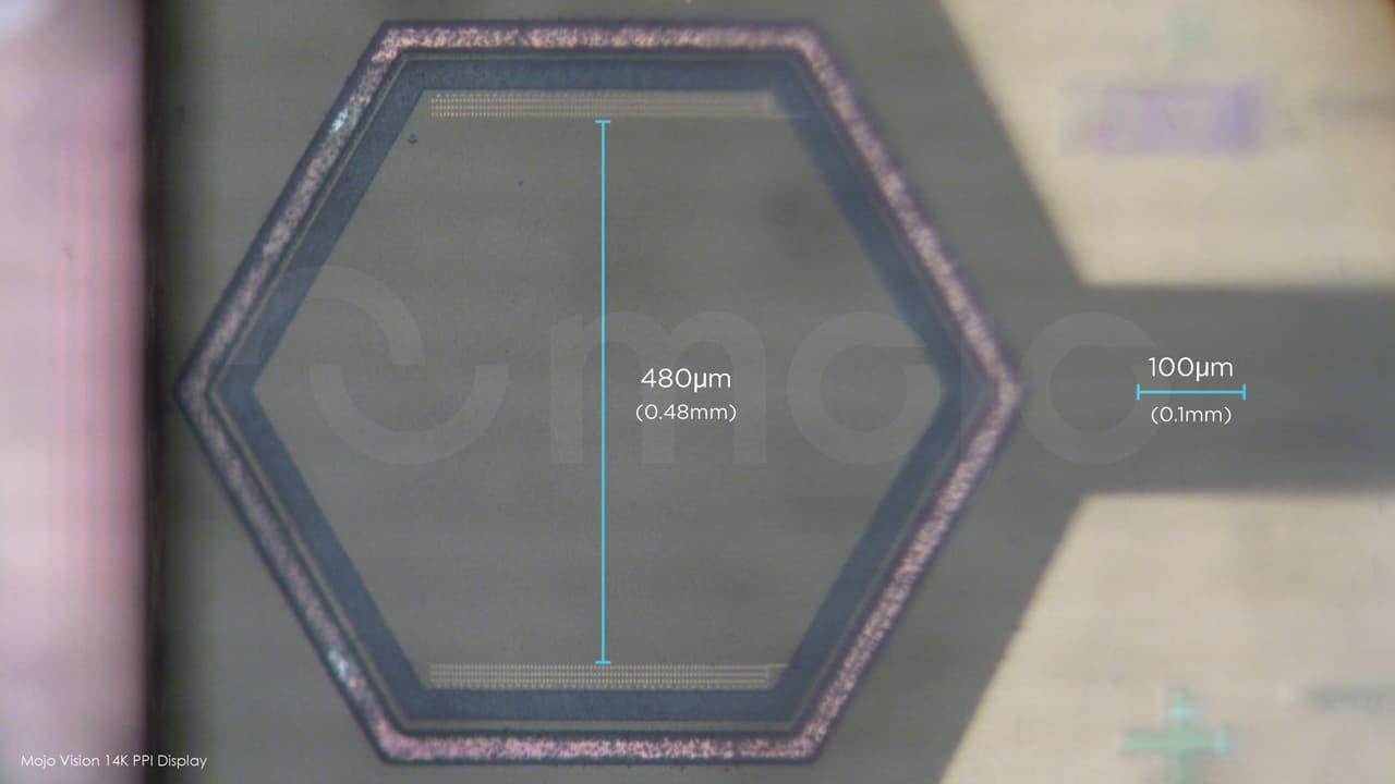 La micropantalla hexagonal mide menos de medio milímetro. “Una de las primeras aplicaciones de este disposivo será la asistencia a personas con visión deteriorada, para trasladarse y orientarse mejor en el mundo que les rodea”, explicó a la agencia EFE Steve Sinclair, vicepresidente Mojo Vision.