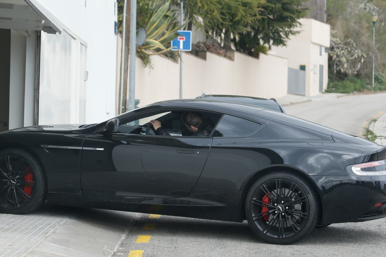 Tan pronto regresó a casa, Piqué sacó con cuidado el nuevo Aston Martin –modelo DB9 GT- y que está valorado en 200,000 dólares.