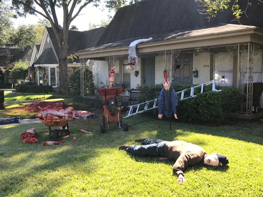 En octubre del 2020,
<a href="https://www.univision.com/local/dallas-kuvn/artista-texano-decora-su-casa-con-una-escena-de-crimen-para-halloween-y-atrae-hasta-a-la-policia-fotos">Novak dijo a Noticias 23 que en esa temporada recibió</a> por lo menos dos visitas por parte de la policía de Dallas debido a las decoraciones.
<br>