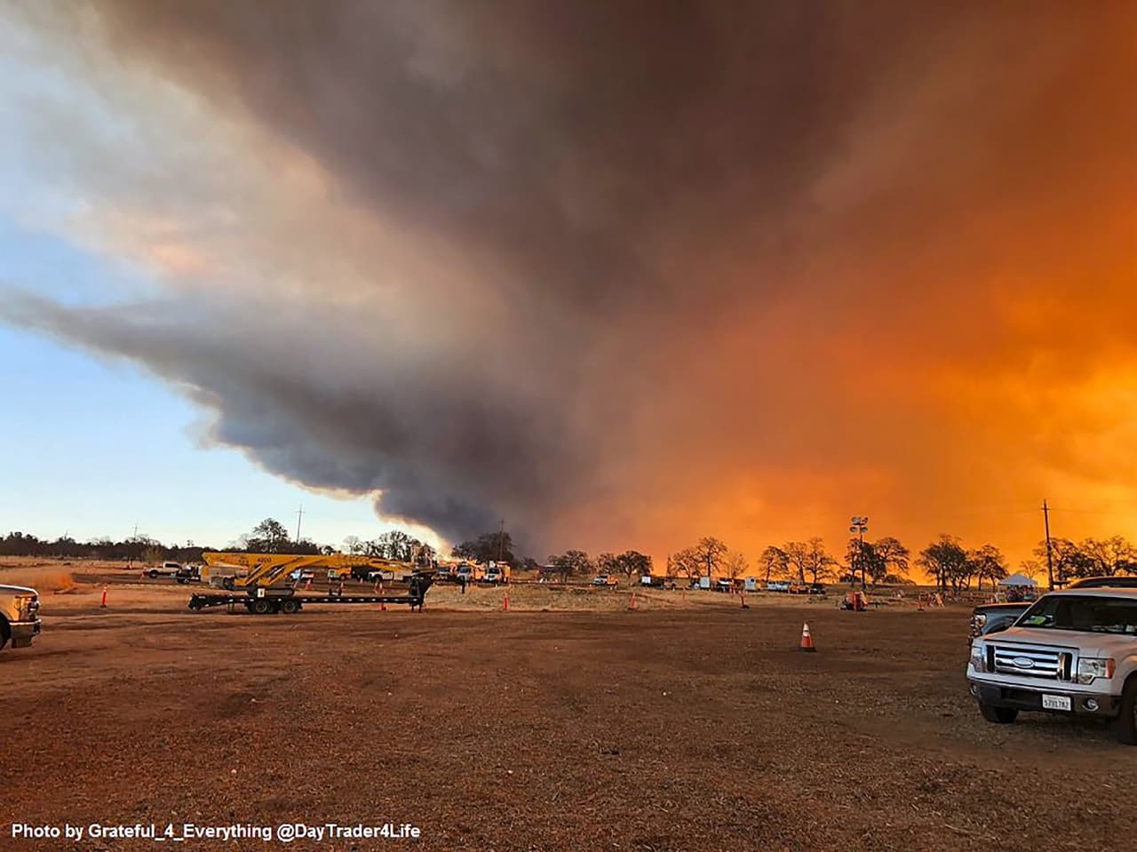 Evacuaciones en curso cerca de Camp Creek Road y Pulga Road, donde el Camp Fire se ha extendido rápidamente.