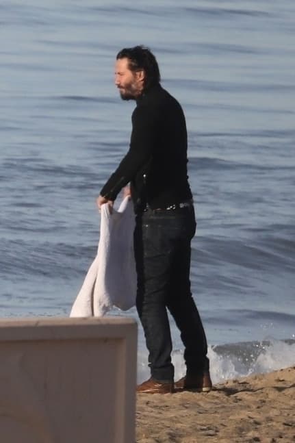 Al terminar de vestirse, Reeves, de 55 años tomó sus cosas y volvió a subirse a su motocicleta.