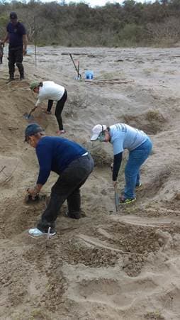 En busca de los restos de sus hijos desaparecidos.