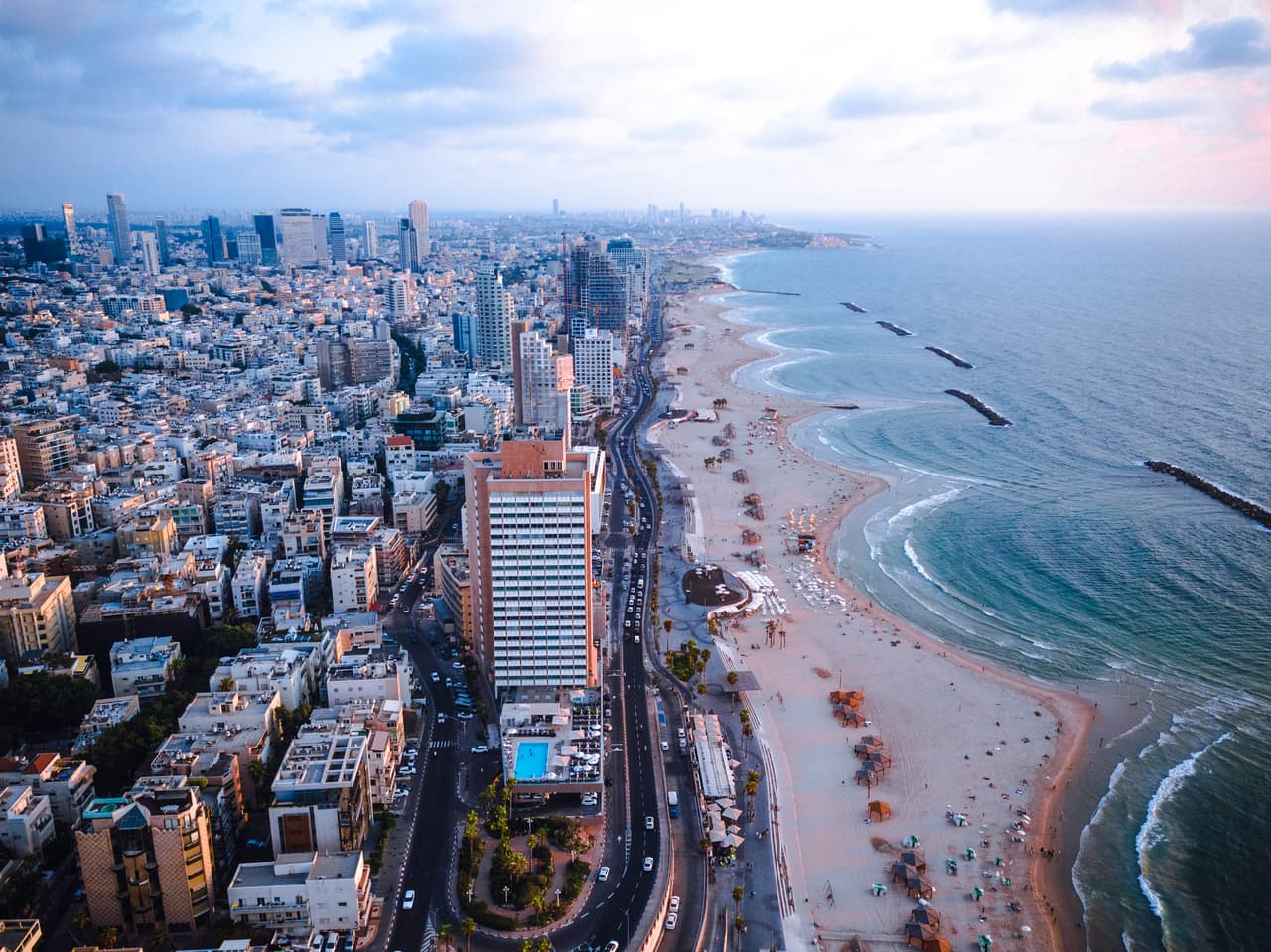 <b>Puesto 45. Tel Aviv. </b>“Una ciudad costera con importantes bienes culturales que aprovecha su pasado para forjar un futuro”. Con su clima perfecto durante todo el año, su estilo de vida relajado y su floreciente industria tecnológica, no es de extrañar que Tel Aviv se haya convertido en un lugar popular para vivir para muchos jóvenes. Esta moderna urbe israelí tiene increíbles museos, monumentos y arquitectura fascinante por todos lados.