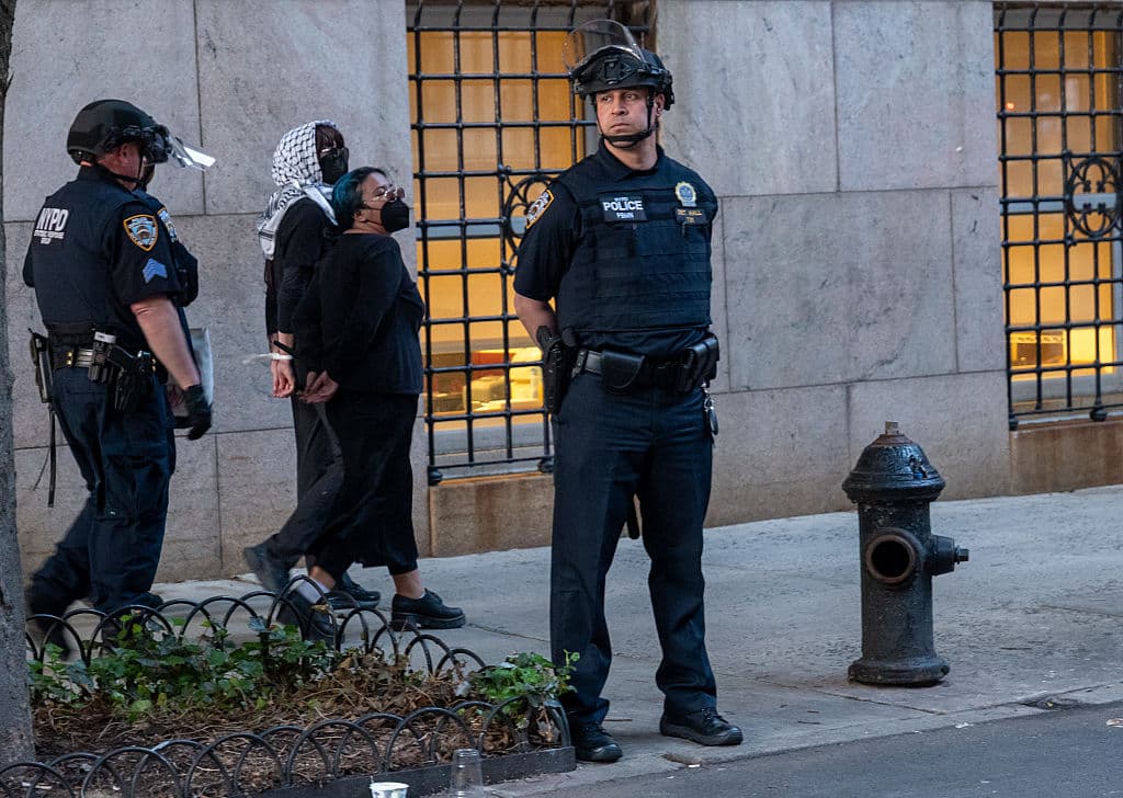 Estas incluyen la prohibición de máscaras durante manifestaciones y la obligación de mostrar identificación cuando las autoridades lo requieran.