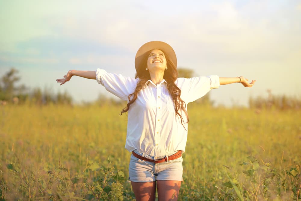 Centra tus afirmaciones en aquello que debes ver, y escribirás: Yo Veo el amor en todas partes, Yo Veo la parte positiva de las personas que me rodean, Yo Veo como encontrar soluciones, Yo Veo la salida a todas mis dificultades, Yo Veo las maneras de conseguir el éxito laboral, triunfar en el amor, tener salud y paz en mi vida, Yo Veo dentro de mí y dentro del corazón de los demás, Yo veo esas puertas que se abren cuando otras se cierran.