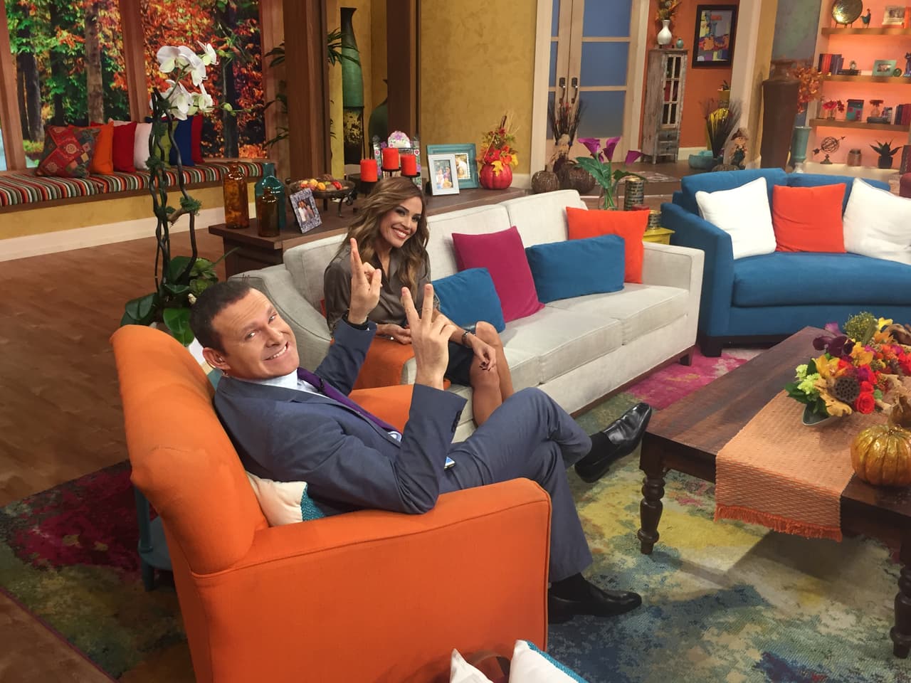 En los comerciales, Karla y Alan aprovechan para chismear ¿De qué tanto hablarán este par?