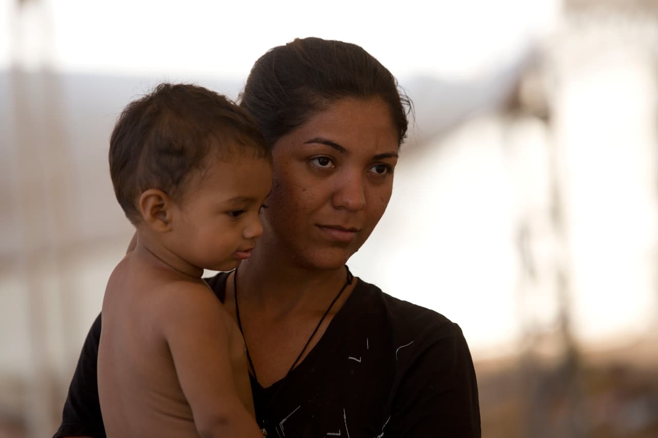 La migrante hondureña Ainee Villanueva con su hijo Iker en un campamento en Mapastepec, estado de Chiapas, México, este sábado 20 de abril.
<b>Ellos son parte de la nueva caravana que espera llegar a la frontera con Estados Unidos. Según la agencia AP, Villanueva ha estado por 25 días esperando los documentos que la autorizan a cruzar a México. </b>