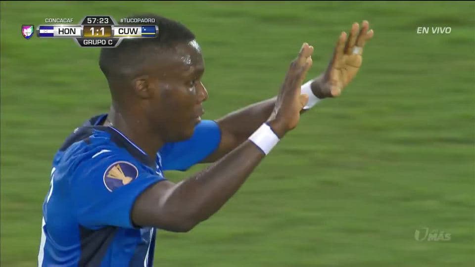 Fuera de juego de Maynor Figueroa: El juez de línea levanta el banderín y anula la jugada.