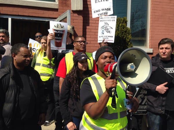 A lo largo del día empleados de restaurantes de comida rápida realizaron varias protestas en distintos puntos de la ciudad.