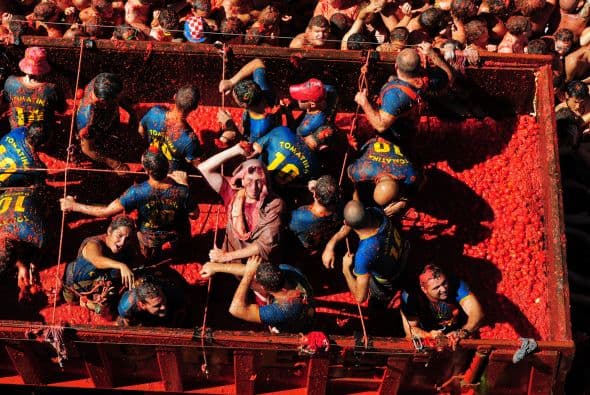 La tradicional fiesta de la 'Tomatina' española surgió de un suceso peculiar. Cuentan los lugareños de Buñol que en 1945, mientras un grupo de jóvenes presenciaba un desfile, comenzó una pequeña disputa. Uno de los involucrados empezó a lanzar objetos a los demás. Al querer defenderse, el grupo restante encontró un puesto de verduras y tomaron los jitomates. La pelea terminó con una calle manchada de rojo, pero de los tomates aplastados. Al año siguiente volvieron a repetir la escena y así ha durado hasta nuestros días. Cocina con sabor para tus hijos y prepara platillos nutritivos y ricos en casa. Busca más recetas deliciosas aquí.