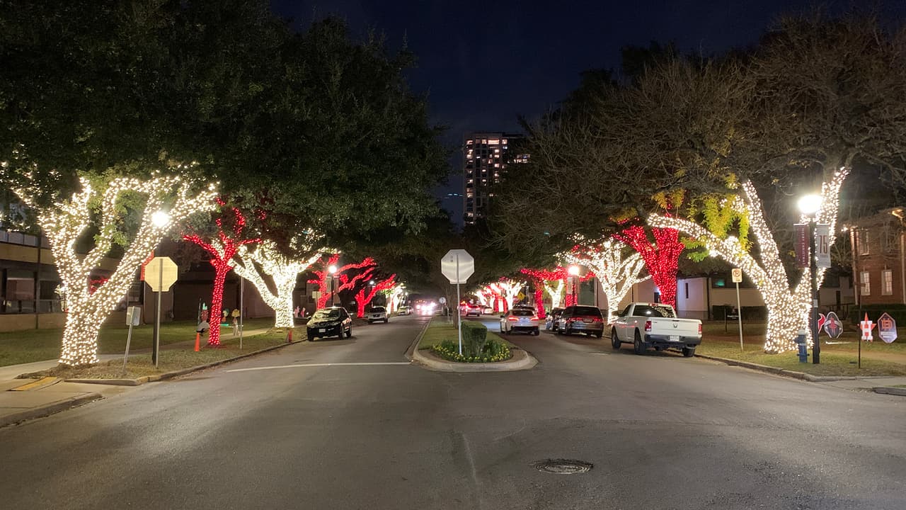Aquí puedes venir a disfrutar de un paseo viendo las luces navideñas y tomarte fotos, además hay varios negocios en los alrededores si quieres ir de compras o comer algo.