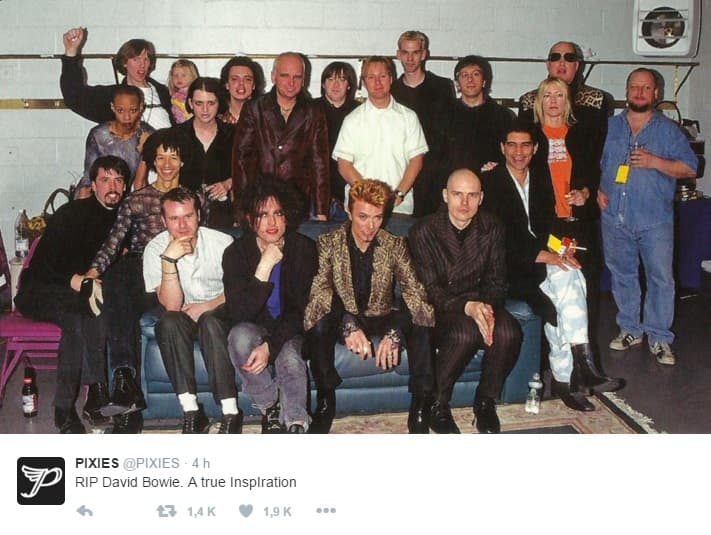 PIXIES. "RIP David Bowie. Una verdadera inspiración", publicó la banda junto con esta memorable imagen en la que también aparece Robert Smith, de The Cure.