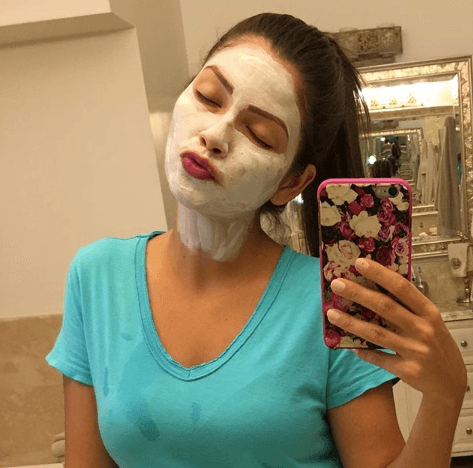 Ella crea sus propios filtros divertidos con las mascarillas que tiene en su casa.