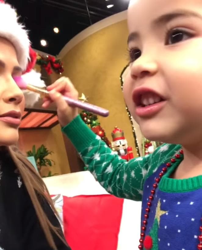 Como una esponjita, Giulietta va recopilando las técnicas de belleza que ha visto cuando la arreglan o su mamá se maquilla, así como lo que capta cuando va al salón de su ‘aby’. Todo lo aprendido lo aplica con su modelo favorita, que es su mamá.