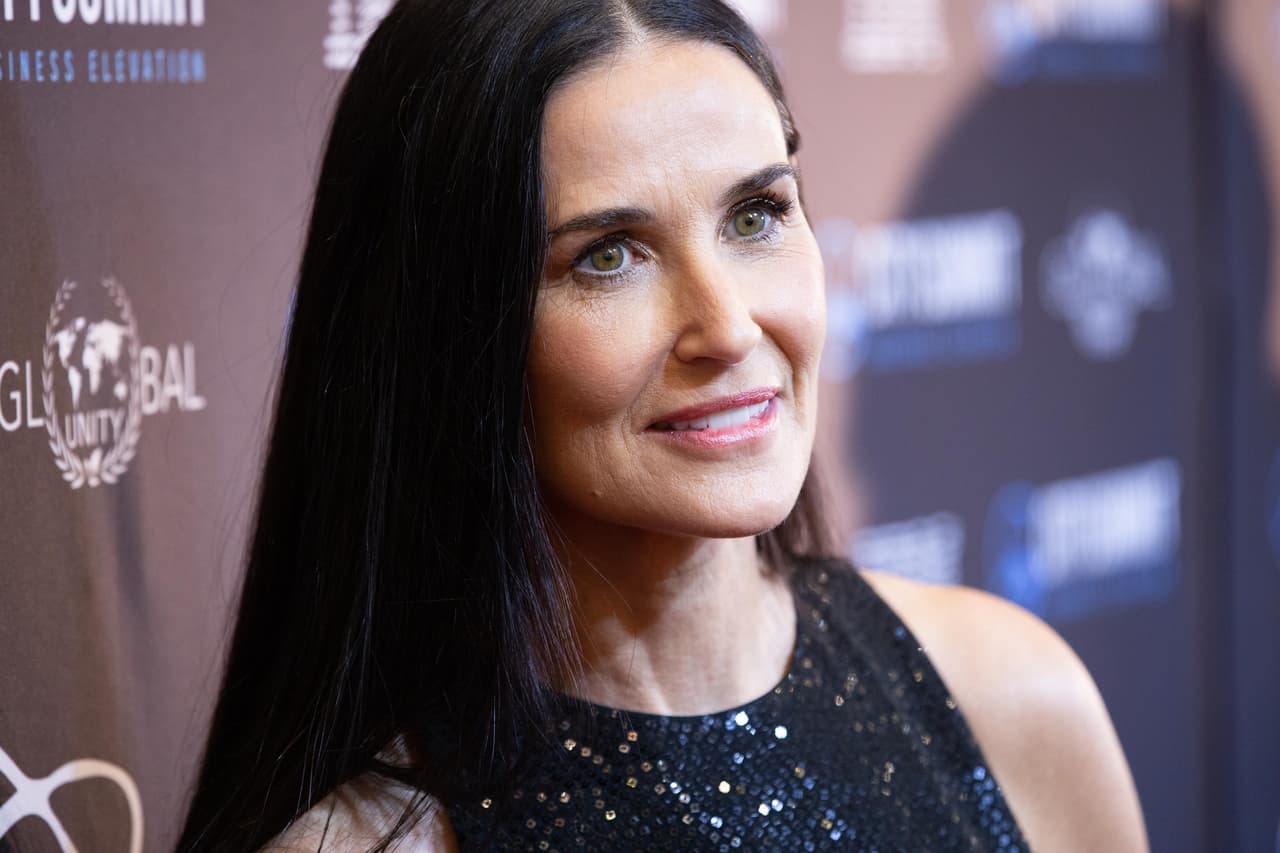 El cirujano plástico Ryan Neinstein mencionó: "Muchas mujeres jóvenes buscan pómulos altos, mejillas hundidas y una sombra de mejillas cruzadas, que es un estilo popular en las redes sociales y a menudo se duplica con el maquillaje".