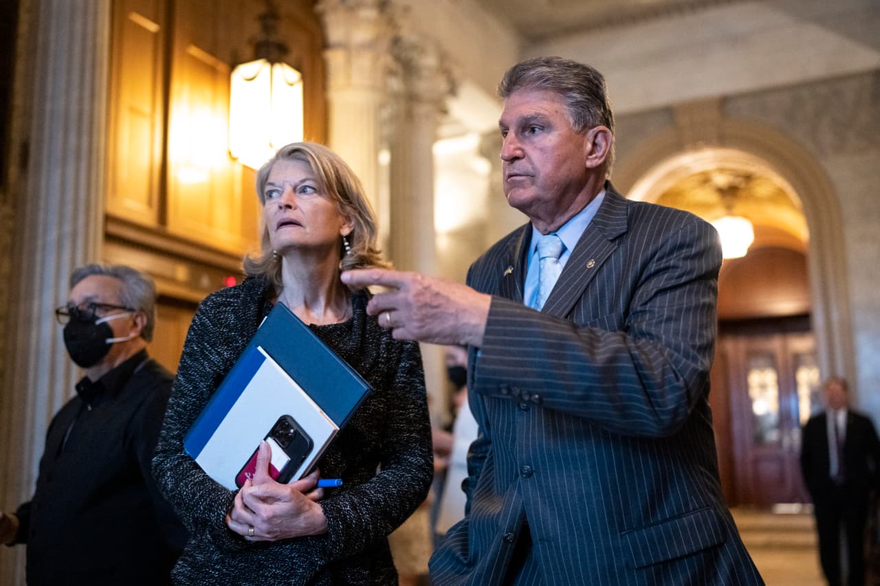 El senador demócrata Joe Manchin había dicho semanas atrás que respaldaba a Brown Jackson, por lo que se alejó la posibilidad de que rompiera las filas del partido (como ha hecho recientemente en otras iniciativas) y de que se diera un empate irresoluble en la cámara. La republicana Lisa Murkowsky, a su lado en la foto, también votó por aprobar a la jueza.