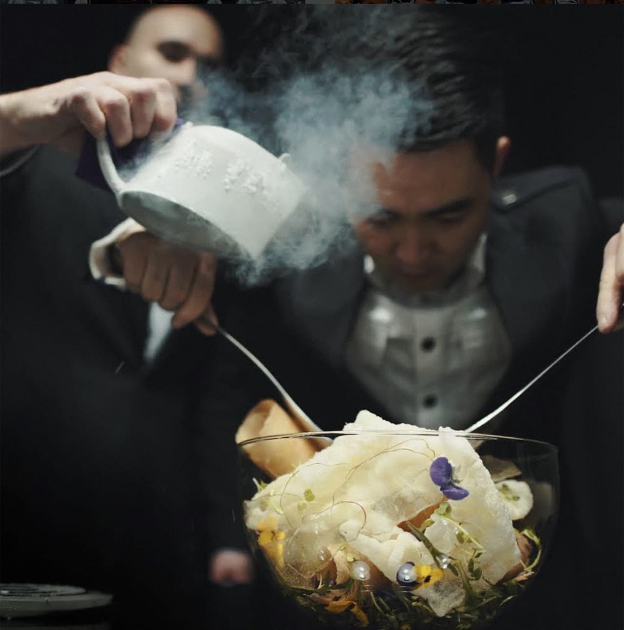 <b>Número 24: Ultraviolet by Paul Pairet. </b>Shanghai, China.
<b> </b>Estilo de comida: Avant Garde. Es considerada por muchos como la experiencia de restaurante más vanguardista del mundo. 
<a href=" https://www.instagram.com/p/BnODwoDFEjl/?utm_source=ig_web_copy_link">Hace una producción gastronómica de alta tecnología</a> servida teatralmente con video, audio, iluminación especial y aromas. Solo 10 invitados por noche disfrutan de lo último en comidas envolventes en una ubicación secreta de la ciudad.