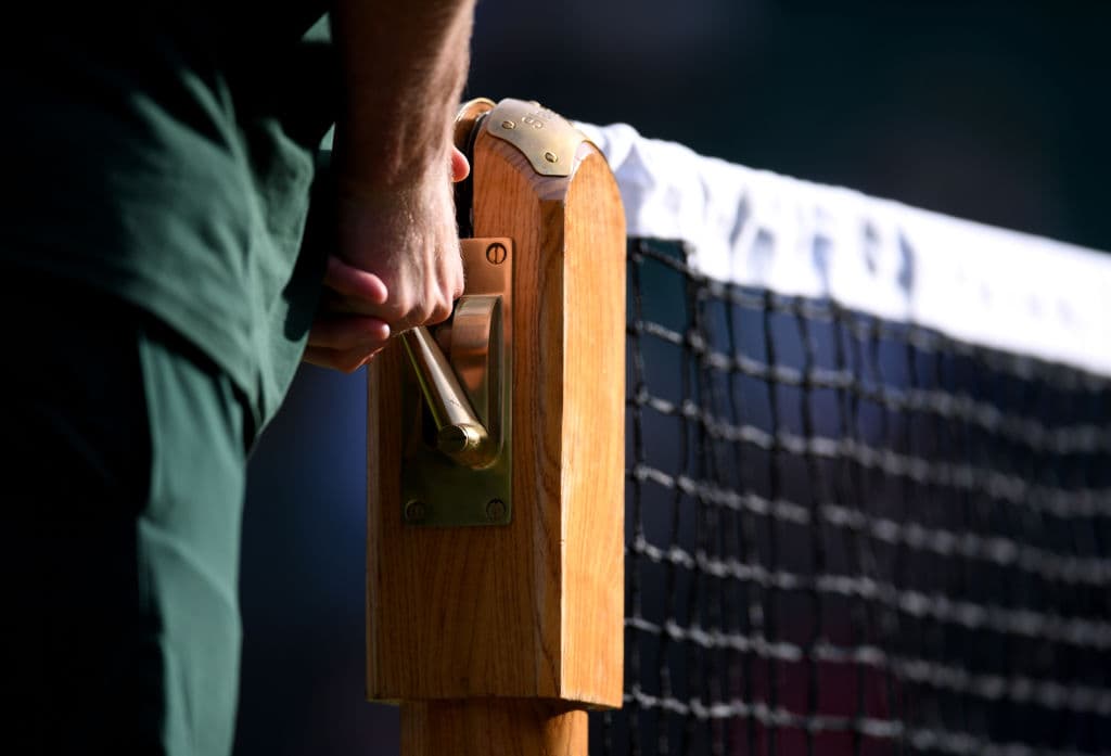 El momento en el que ajustan la red en el cuarto día de actividades de 2019.
