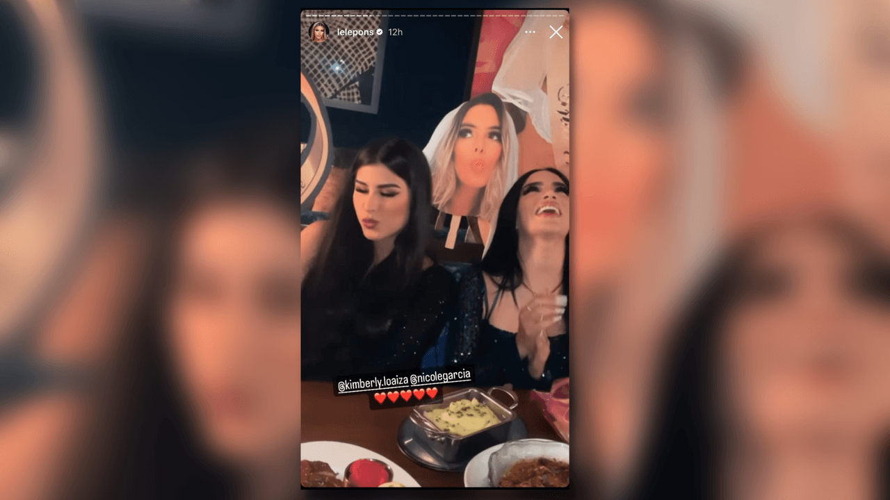 Kim Loaiza y La Segura junto a una Lele Pons de cartón.