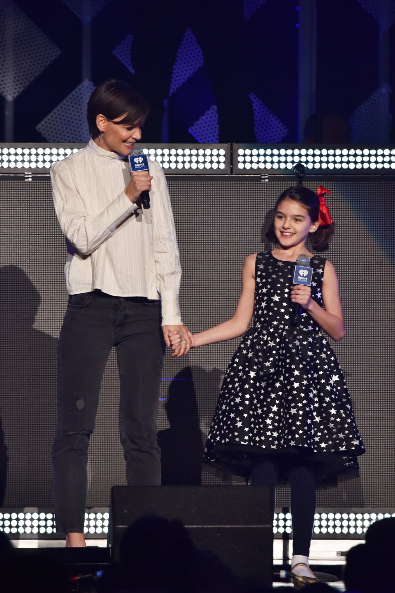 En diciembre de 2017 también se pudo ver a la actriz y su hija en el concierto 'Z100's iHeartRadio Jingle Ball' en Nueva York, donde Suri incluso apareció en el escenario.