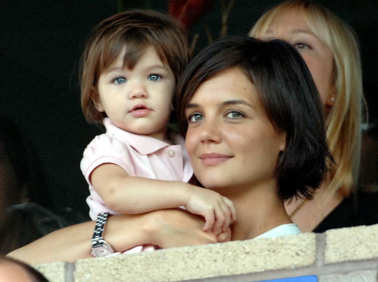 Rápidamente, la niña llamó la atención de los fotógrafos, que seguían a la famosa pareja y su bebé.