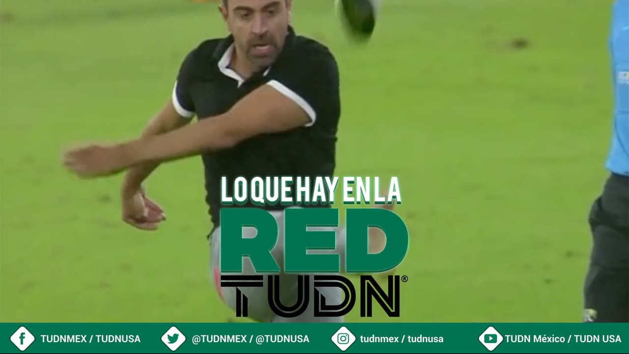 Xavi Hernández pierde un zapato por reclamo en debut como DT