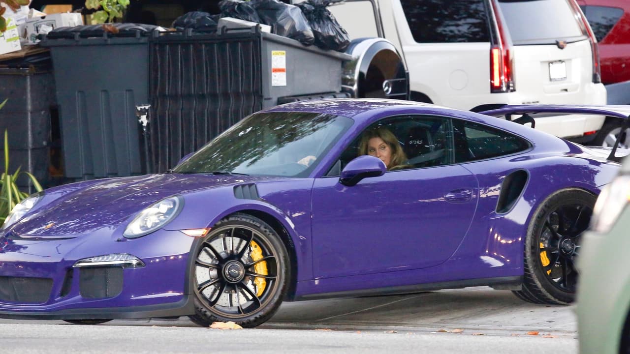 <h3 class="cms-h3-H3">Caitlyn Jenner - Porsche 911 GT3 RS 2016</h3>
<br>
<br>Quizás el último regalo que Caitlyn Jenner recibió de su exesposa Kris Jenner antes de su transición fue un espectacular Porsche 911 GT3 RS 2011 negro por el cual pagó la suma 170,000 dólares. En 2017 Jenner vendió el auto para el financiamiento de la Caitlyn Jenner Foundation, su fundación establecida para luchar por los derechos igualitarios para las personas transgénero. Pero no sin antes haber adquirido su sustituto, este
<b> Porsche 911 GT3 RS 2016</b>.
<br>
<br>El segundo 911 GT3, que es esencialmente un auto de carreras autorizado legalmente para ser conducido en las vías públicas, le costó a Jenner al menos la cantidad de 176,000 dólares. Este monstruo de 500 caballos de fuerza ayudará a que la anonimidad nunca sea un problema para Jenner.