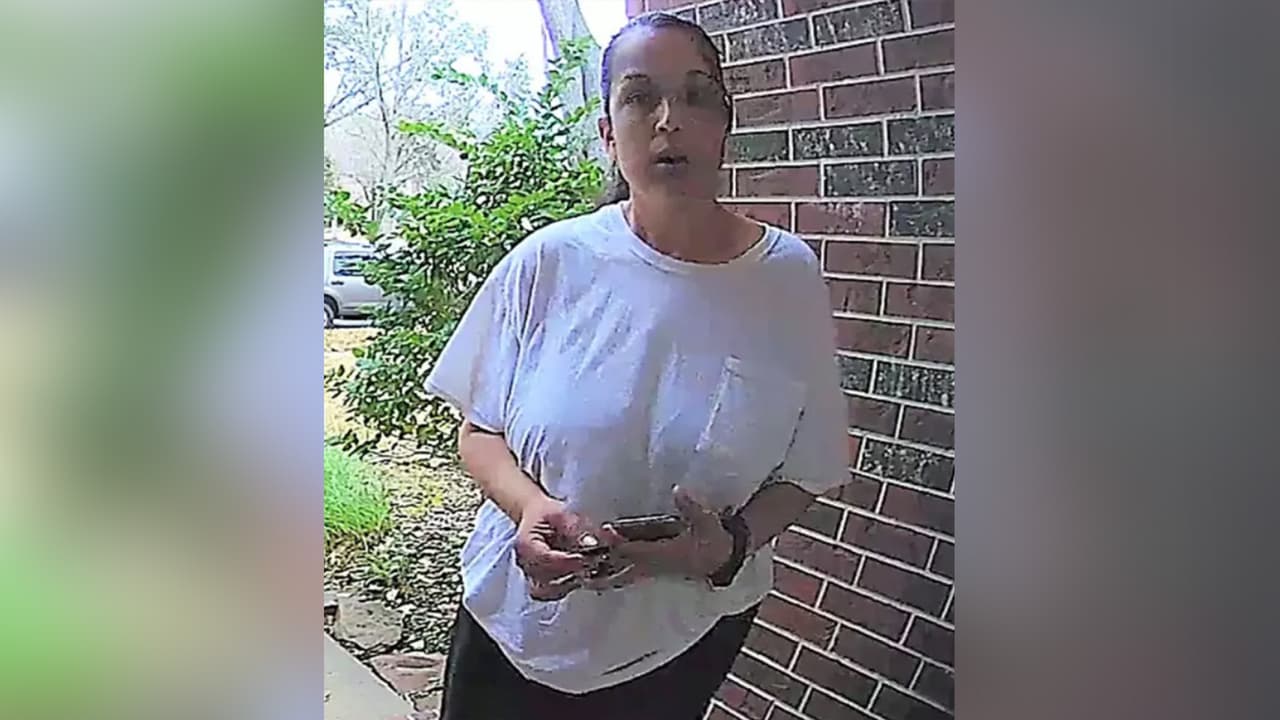 <b><a href="https://www.univision.com/local/houston-kxln/blanca-delarosa-lady-tamales-robo-estafas-ancianos-houston-texas-pasadena">Blanca Delarosa,</a></b> conocida entre las autoridades como 
<b><a href="https://www.facebook.com/PasadenaPoliceTx/photos/a.607378062653723/4425150294209795/?type=3" target="_blank">“Lady Tamales”</a></b>, es señalada de ser una 
<b><a href="https://www.univision.com/local/houston-kxln/aparentaba-vender-tamales-y-estafaba-a-ancianos-y-discapacitados">ladrona en serie</a></b> que se acerca a los 
<b><a href="https://www.univision.com/temas/ancianos">ancianos</a></b> con la intención de despojarlos de sus pertenencias. La policía de 
<b><a href="https://www.pasadenatx.gov/" target="_blank">Pasadena</a> </b>hace recomendaciones para evitar ser víctima de robo.