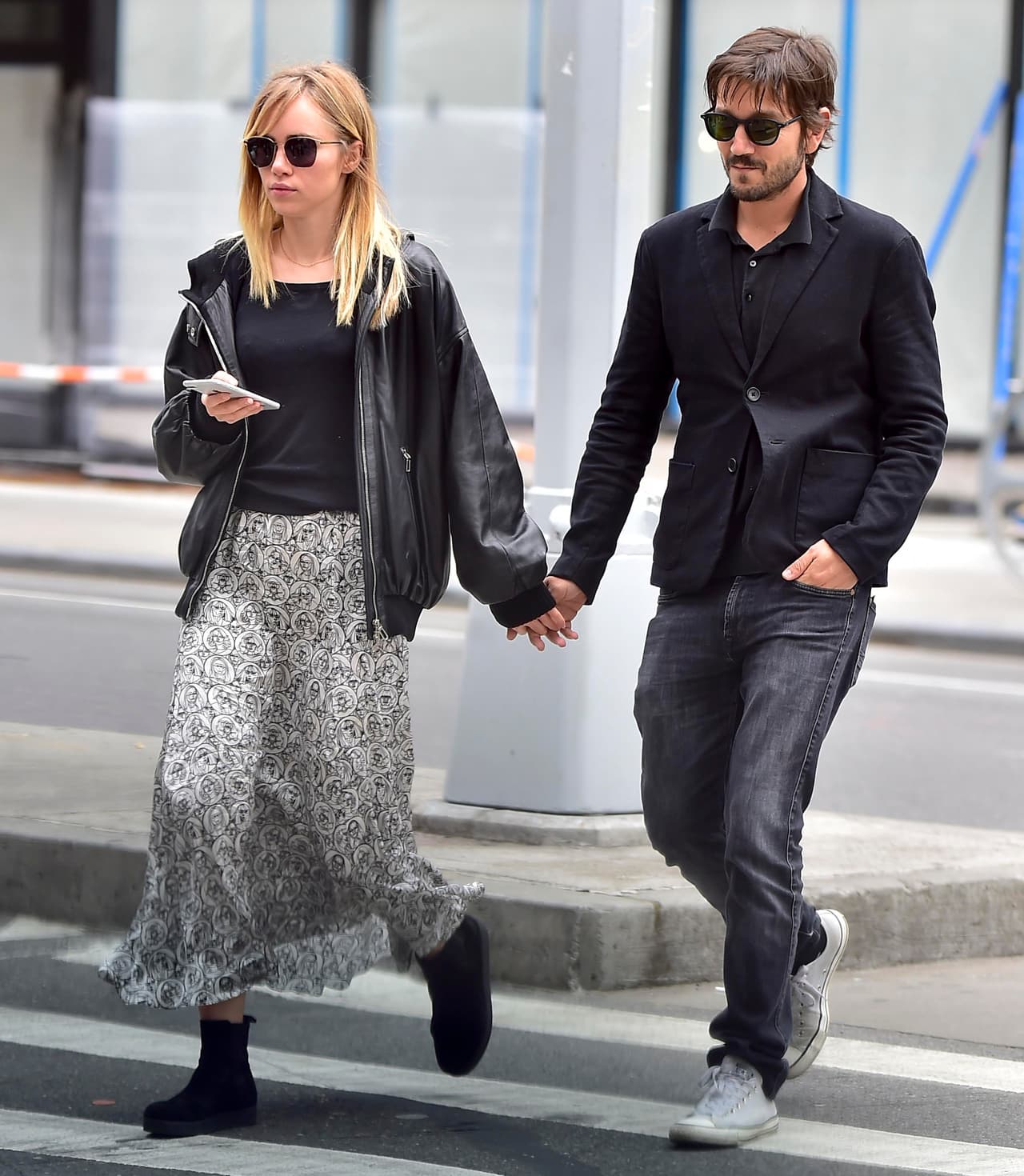 El actor mexicano de 38 años y Waterhouse se conocieron a inicios de 2015, durante la filmación de la película independiente 'The bad batch', donde ambos trabajaron.