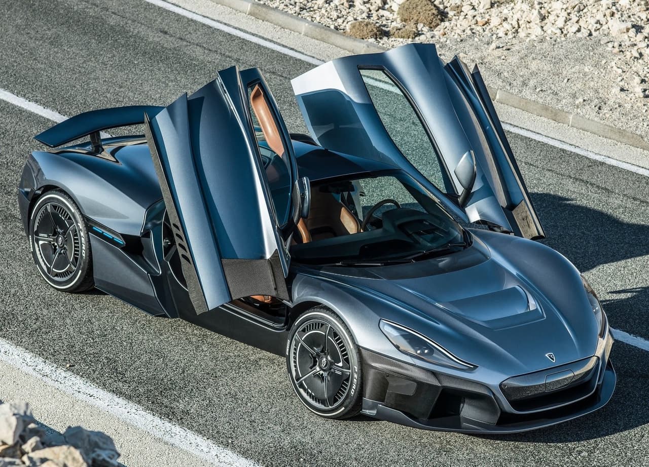 <h3 class="cms-H3-H3"><b>Rimac C_Two -</b> <b>1,914 caballos de fuerza</b></h3>
<br>
<br>El Rimac C_Two es propulsado por cuatro motores eléctricos, uno en cada rueda, que pueden producir una potencia combinada de 1,914 caballos de potencia y 1,696 lb-pie de torque. En teoría, esto debería acelerarlo hasta las 60 mph (98 km/h) en solo 1.85 segundos y podría alcanzar una velocidad máxima de 258 mph (413 km/h). De este hiperdeportivo, sólo tienen planeado fabricar 150 unidades.
<br>