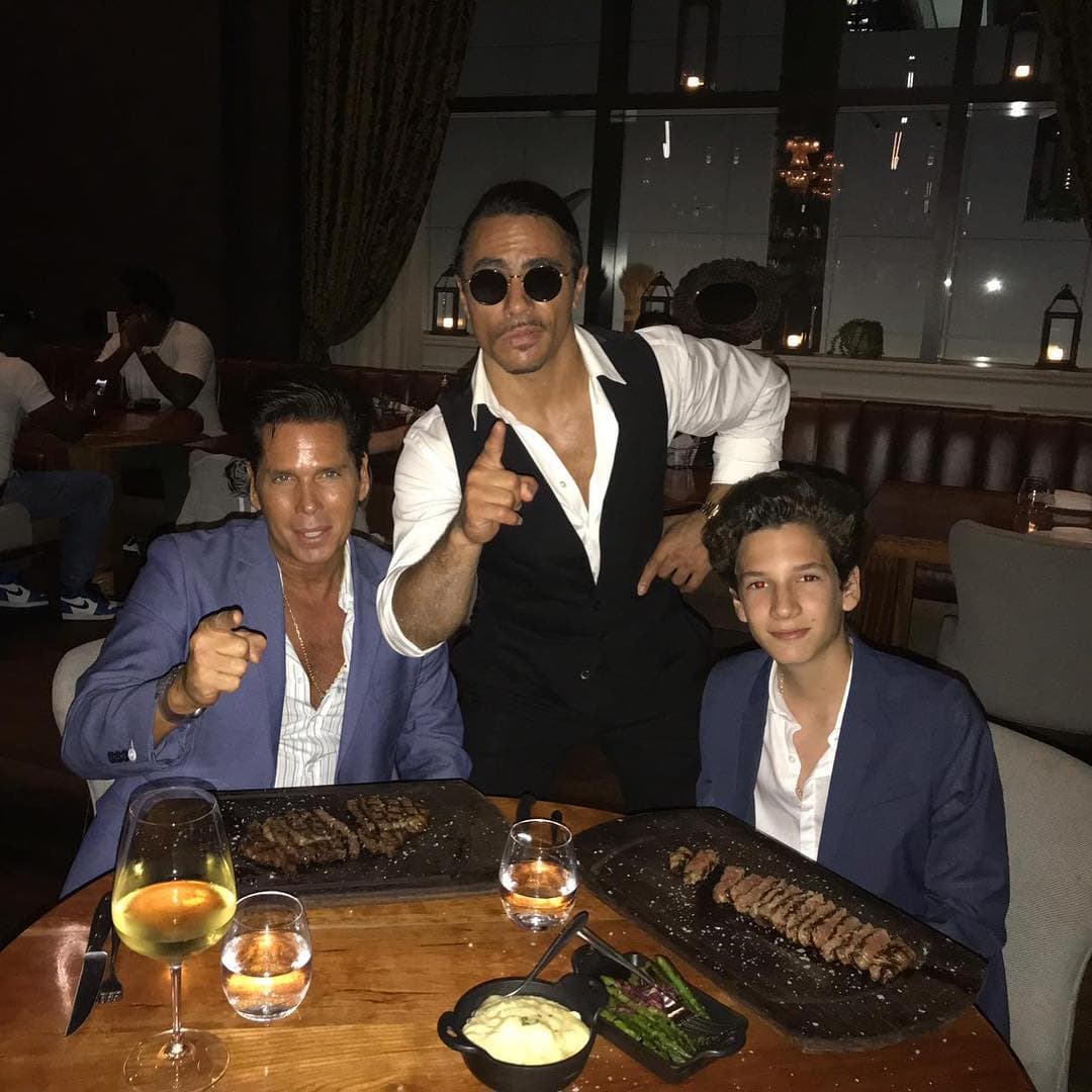 En entrevista para 'De primera mano', en enero pasado, 
<a href="https://www.youtube.com/watch?v=bV4zUzRfqME" target="_blank">Roberto </a>reveló que le construyó un local a la mamá de su hijo, "porque va a abrir una tienda ahí en Tulum y pues sí la dejé rayada, la verdad, porque pues me dio 18 años de su vida, me dio mi único hijo".