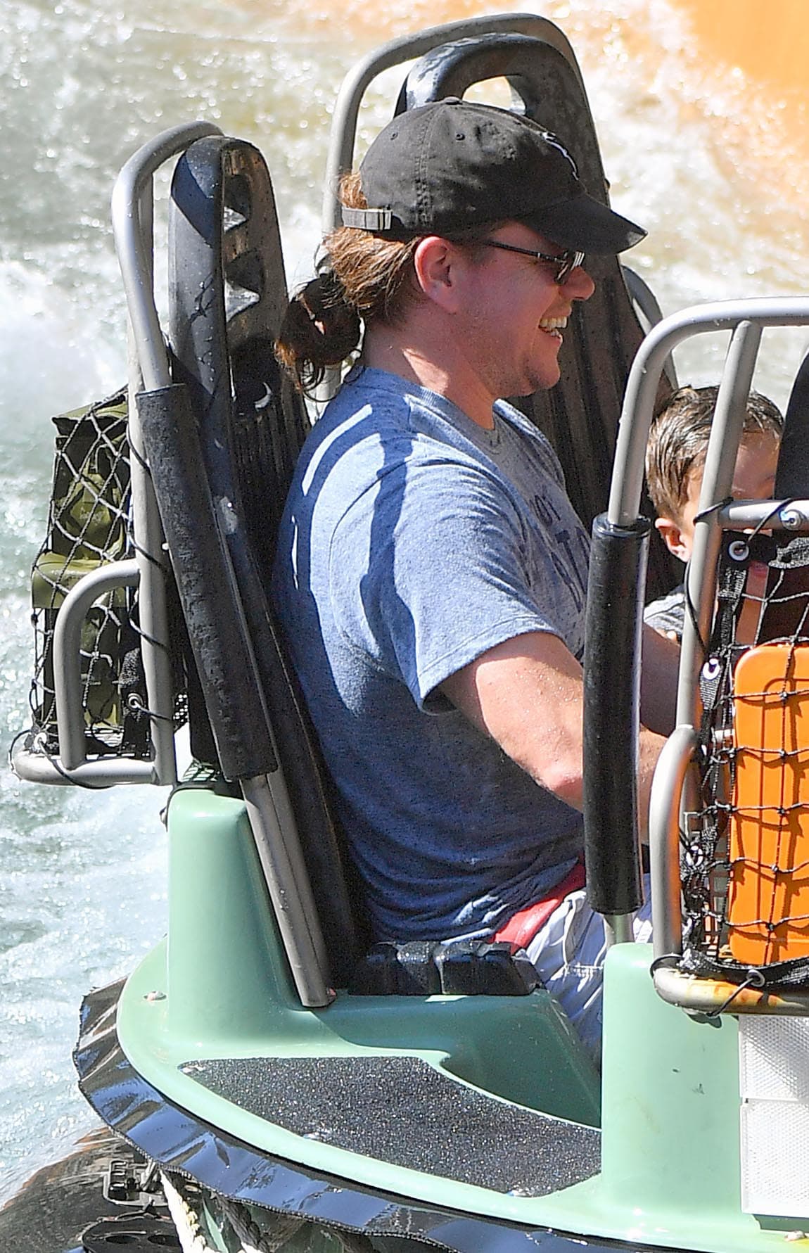 Aquí otro vistazo de su cabellera larga, que es para una película.