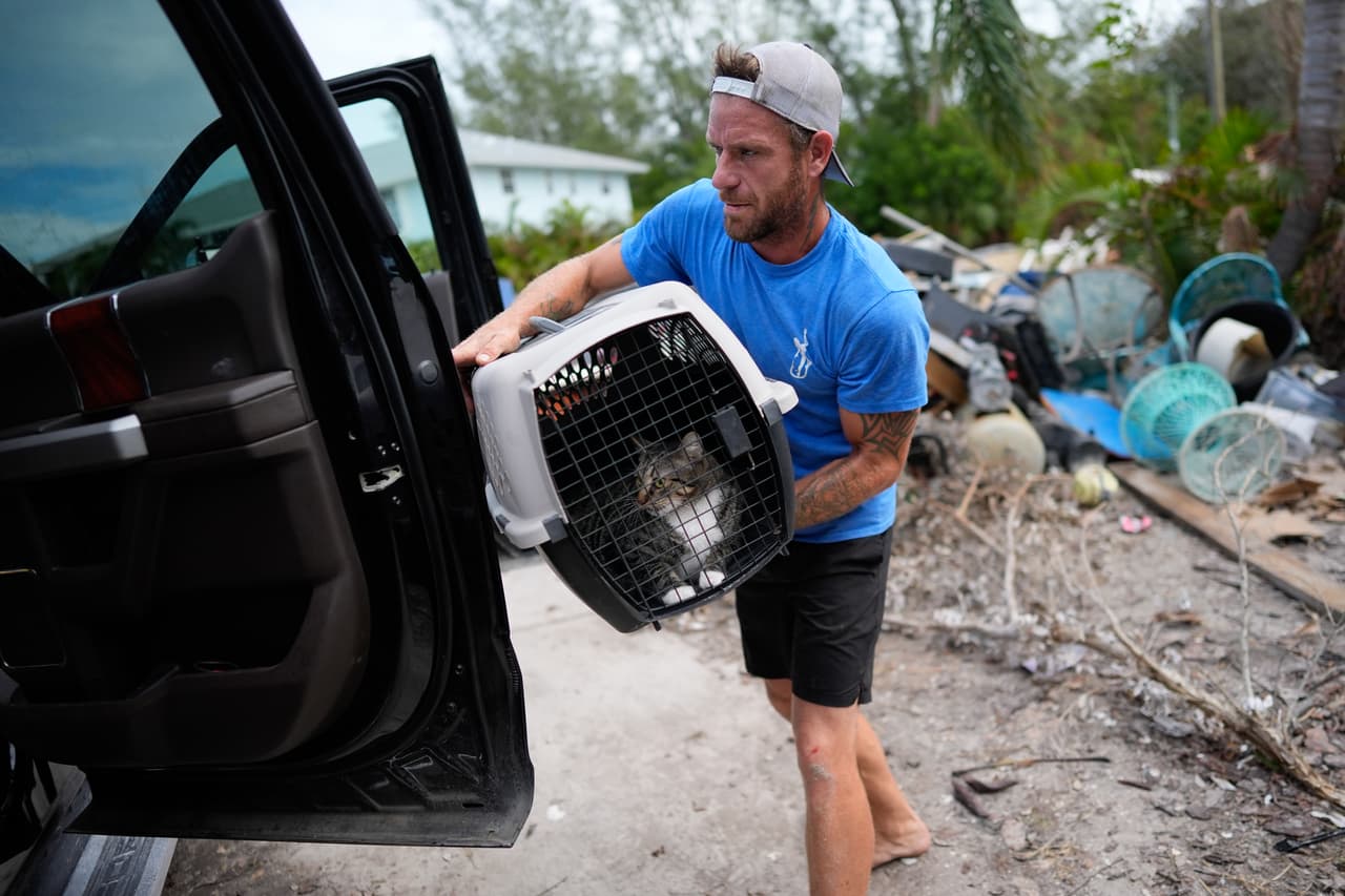 Un residente de Anna Maria Island, Florida, evacúa su hogar previo a la llegada del huracán Milton.
